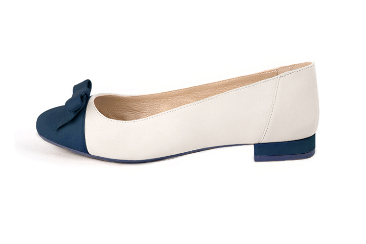 Navy blue and off white elegant ballet flats, with low heels. Round toe. Flat block heels. - Florence KOOIJMAN